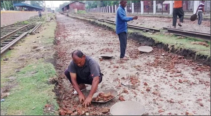 সৈয়দপুরে পুরোনো ইটের খোয়ায় রেলপথ সংস্কার 